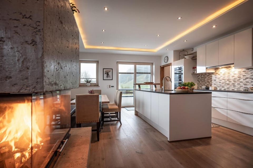 Kitchen or kitchenette, Seating area, Dining area, fireplace, stove