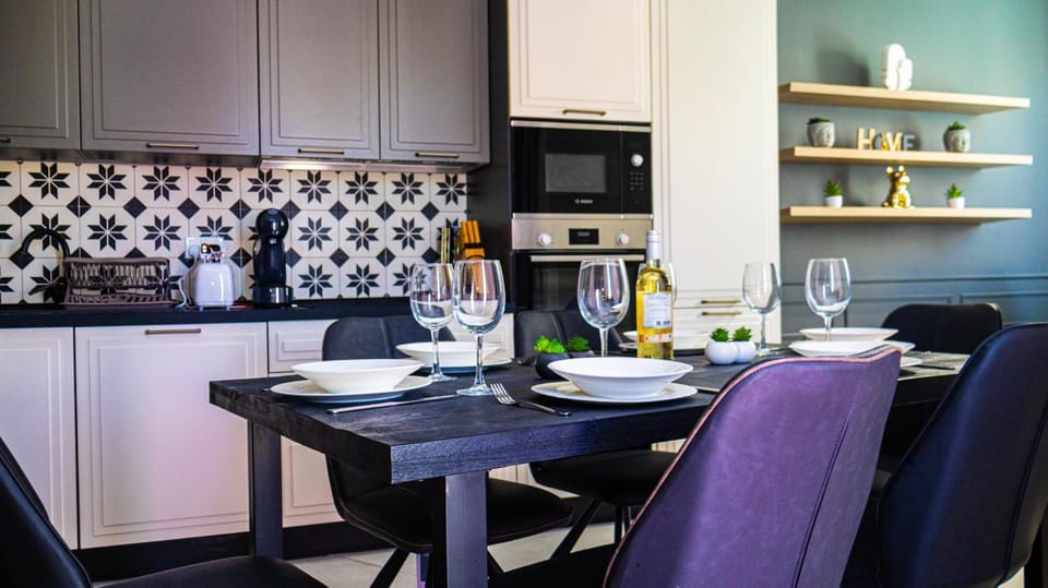 Kitchen or kitchenette, Food and drinks, Dining area