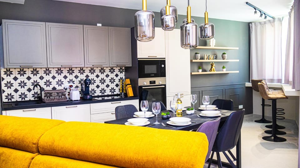 Kitchen or kitchenette, Seating area, Dining area