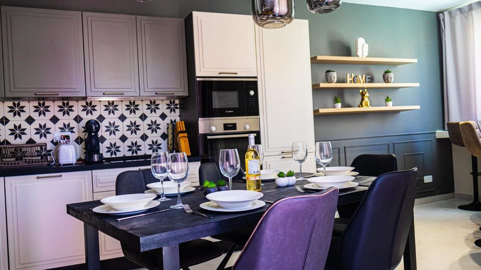 Kitchen or kitchenette, Food and drinks, Dining area, Food