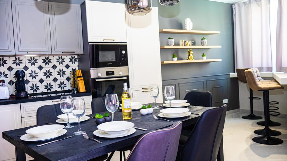 Kitchen or kitchenette, Food and drinks, Dining area