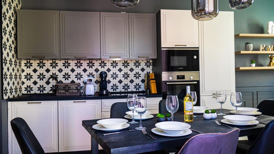 Kitchen or kitchenette, Dining area, oven