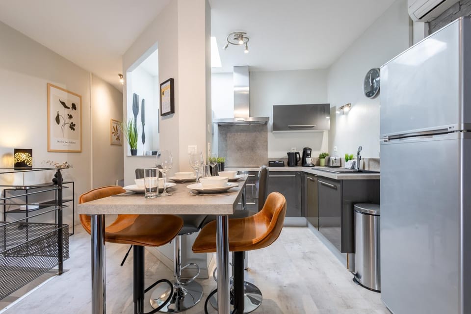 Kitchen or kitchenette, Dining area, dishwasher, oven, stove, toaster