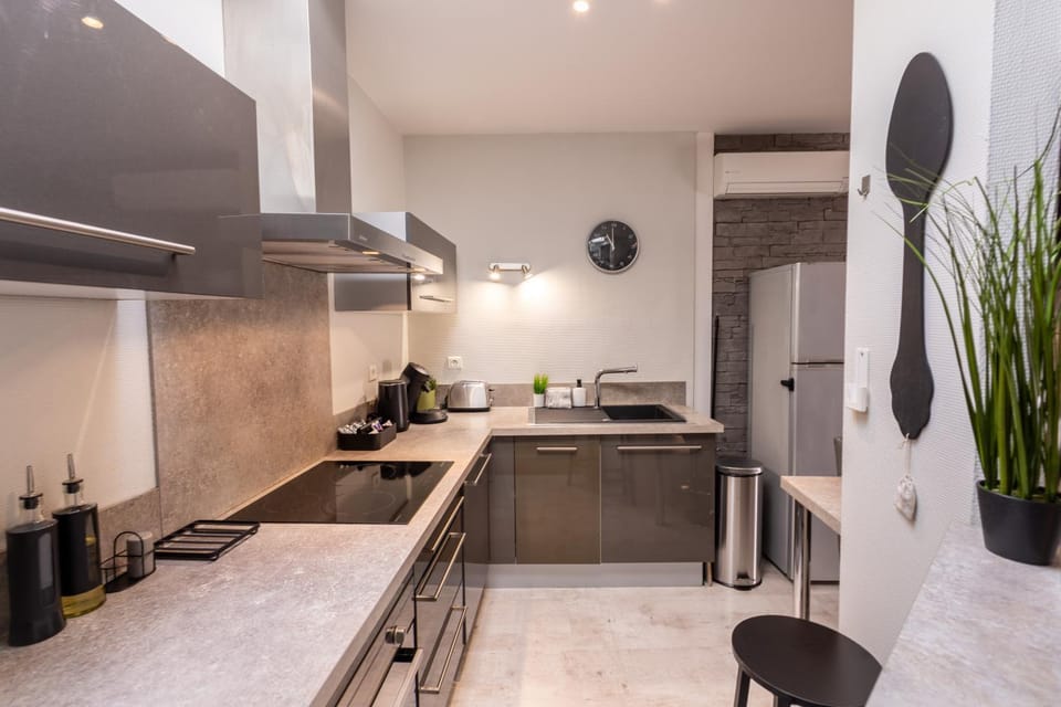 Kitchen or kitchenette, dishwasher, stove
