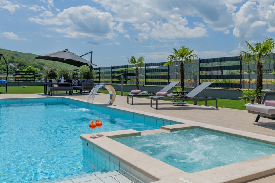 Property building, Day, Pool view, Swimming pool, sunbed