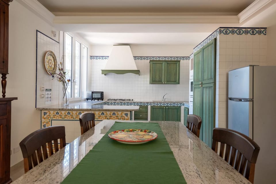 Kitchen or kitchenette, Dining area, oven, stove