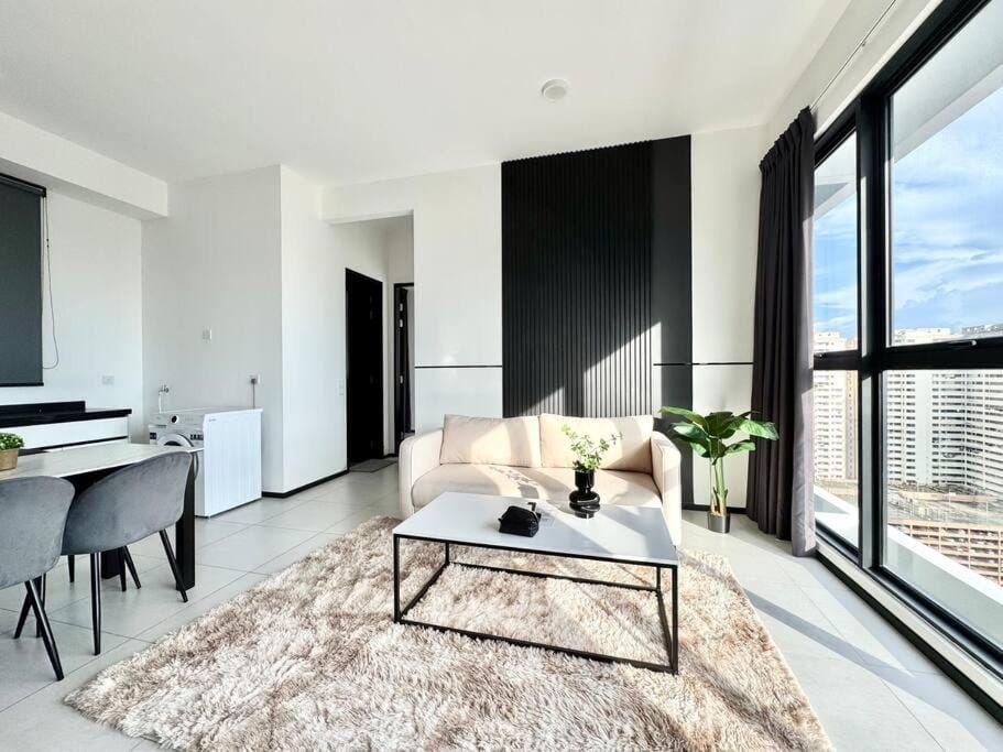 Urban Suites #Luxury Leisure #5min drive to town #Infinity Pool #Local Neighborhood #Convenient store Apartment in George Town