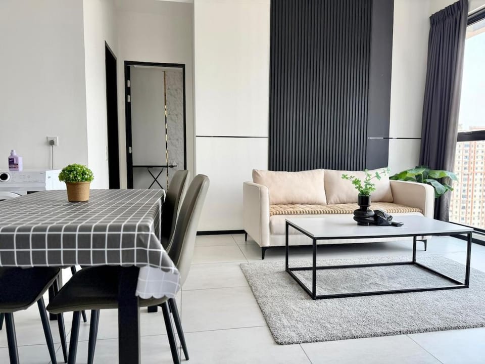 Urban Suites #Luxury Leisure #5min drive to town #Infinity Pool #Local Neighborhood #Convenient store Apartment in George Town