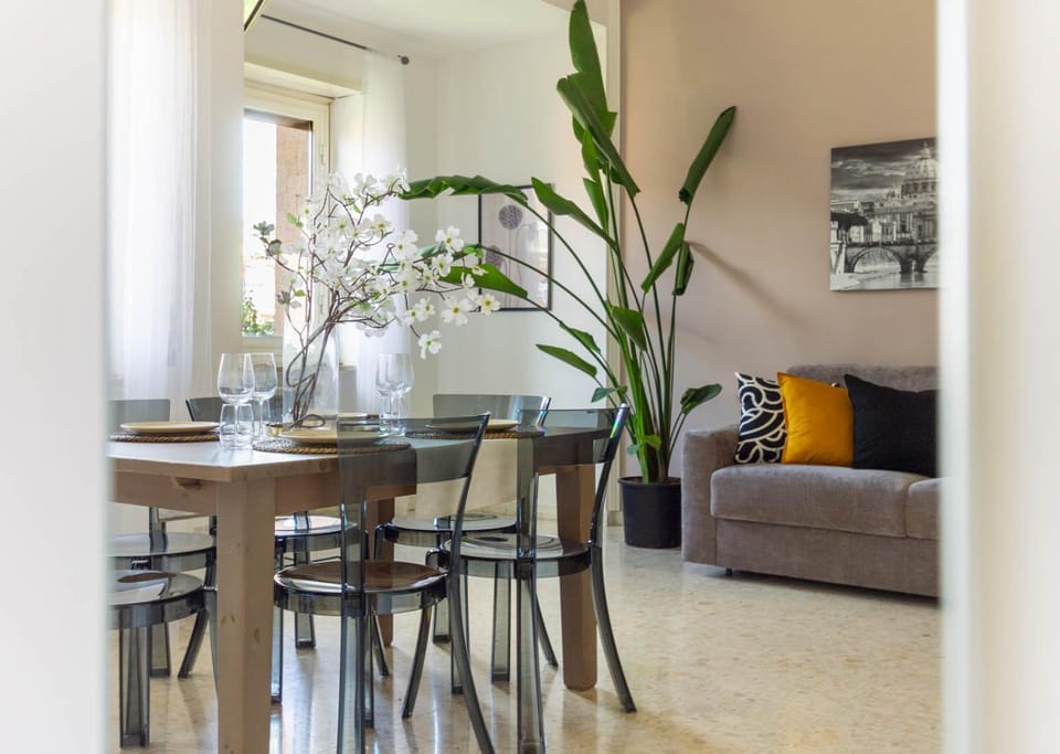 Seating area, Dining area