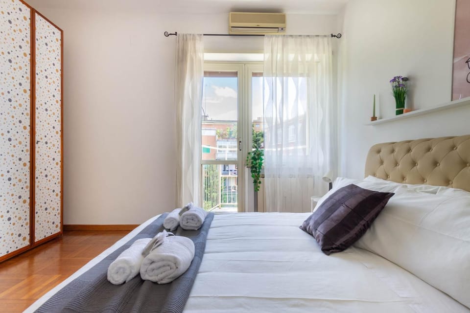 Bed, Balcony/Terrace, Photo of the whole room, Bedroom, towels, air conditioner
