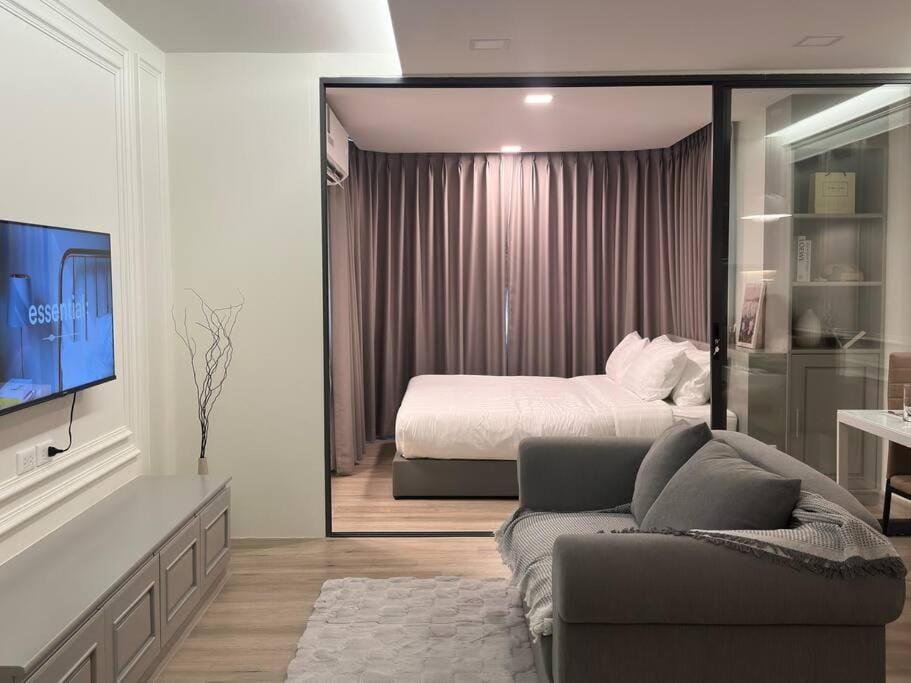 Bed, Living room, Photo of the whole room, Seating area, Bedroom