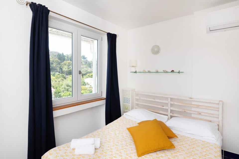 Bed, Photo of the whole room, Bedroom, internet, towels, air conditioner