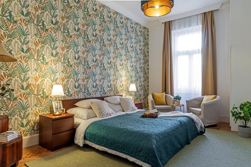 Bed, Seating area, Bedroom