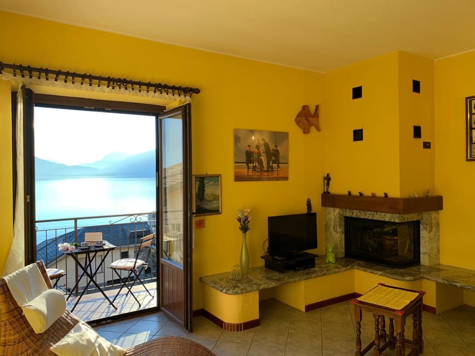 Casa Ludovica - Cozy apartment with panoramic lake & mountain views House in Canton of Grisons