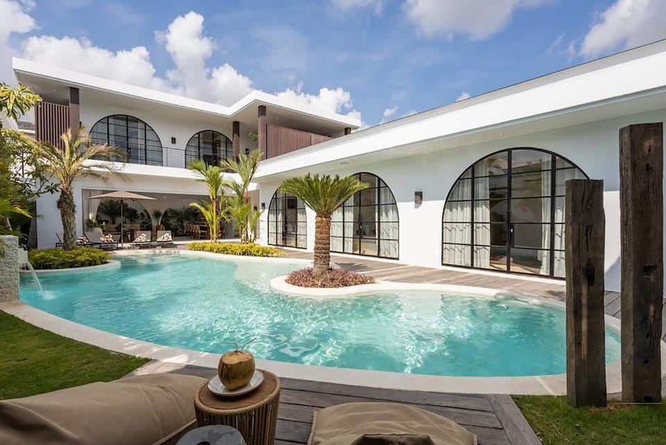 Property building, Day, Pool view, Swimming pool