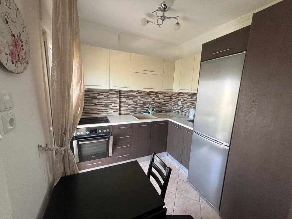 Kitchen or kitchenette, Dining area, oven, stove