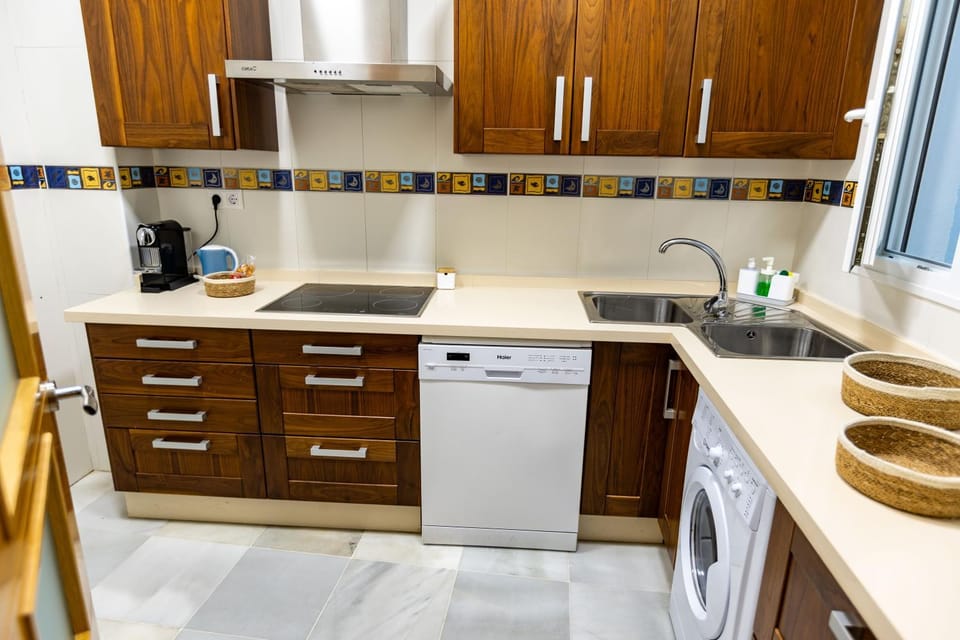 Coffee/tea facilities, Kitchen or kitchenette, dishwasher, stove, toaster