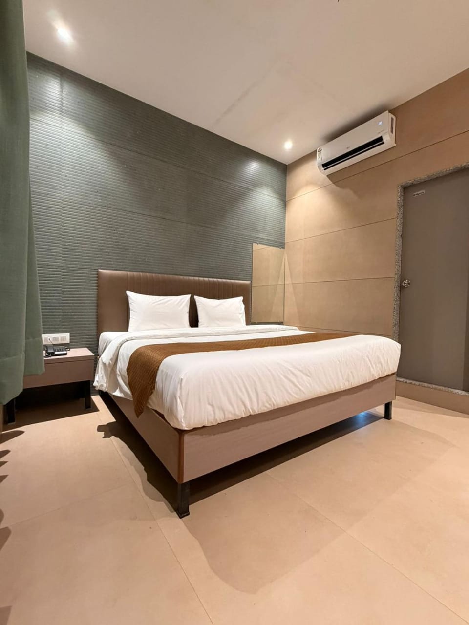 Bed, Photo of the whole room, Bedroom, air conditioner