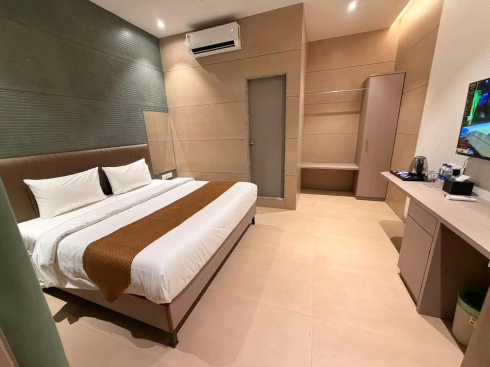 Bed, TV and multimedia, Photo of the whole room, Bedroom, air conditioner