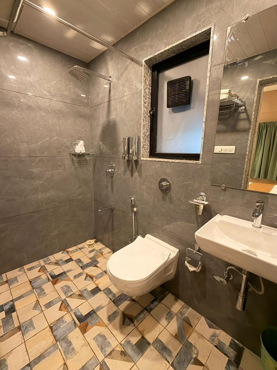 Shower, Toilet, Bathroom, towels