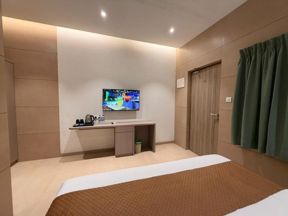 Bed, TV and multimedia, Photo of the whole room, Evening entertainment, Bedroom
