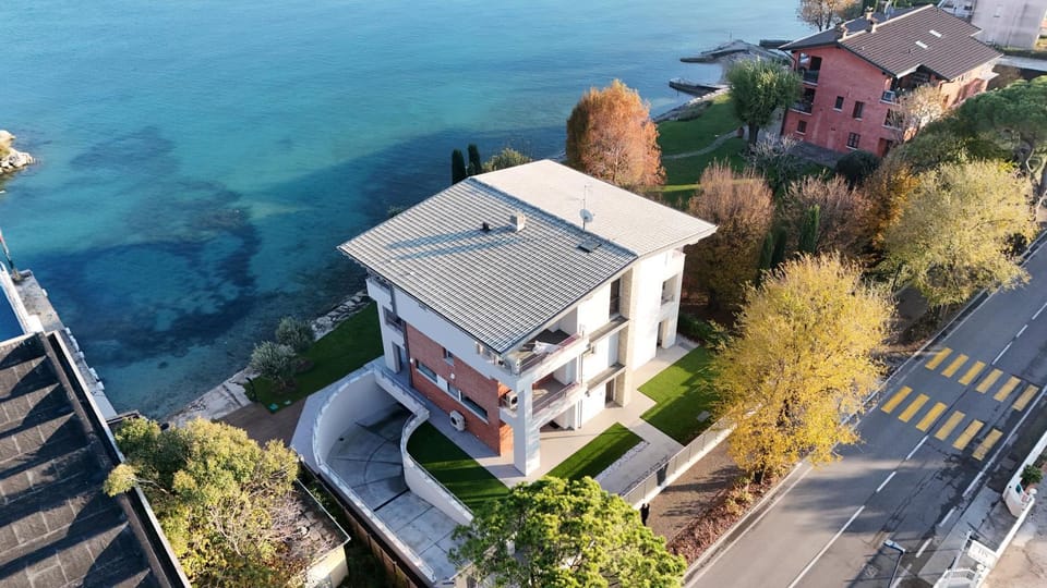 Property building, Day, Neighbourhood, Natural landscape, Bird's eye view, City view, Lake view, River view, Street view, Parking