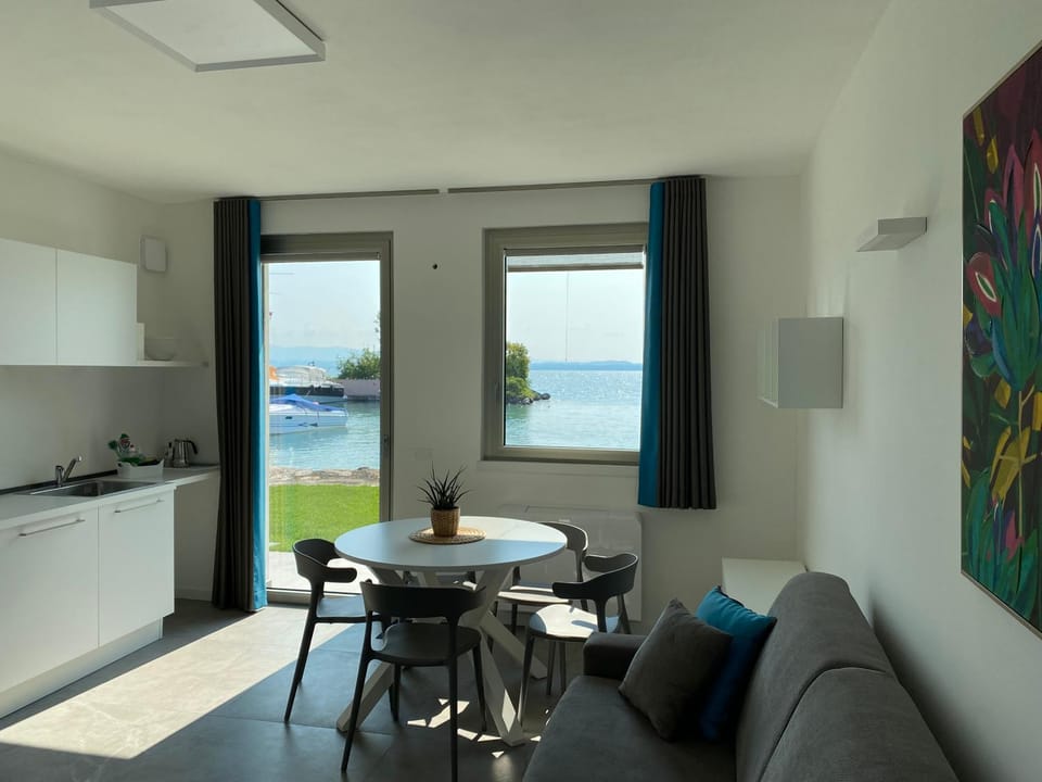 Natural landscape, Kitchen or kitchenette, Living room, Seating area, Dining area, Lake view