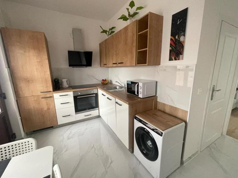 Kitchen or kitchenette, oven, stove, washing machine