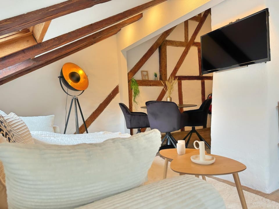 Communal lounge/ TV room, TV and multimedia, Living room, Seating area, Evening entertainment