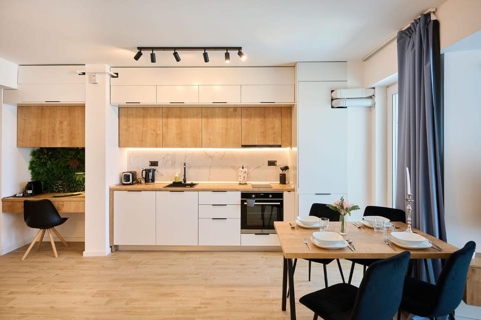 Coffee/tea facilities, Kitchen or kitchenette, Dining area, oven, stove