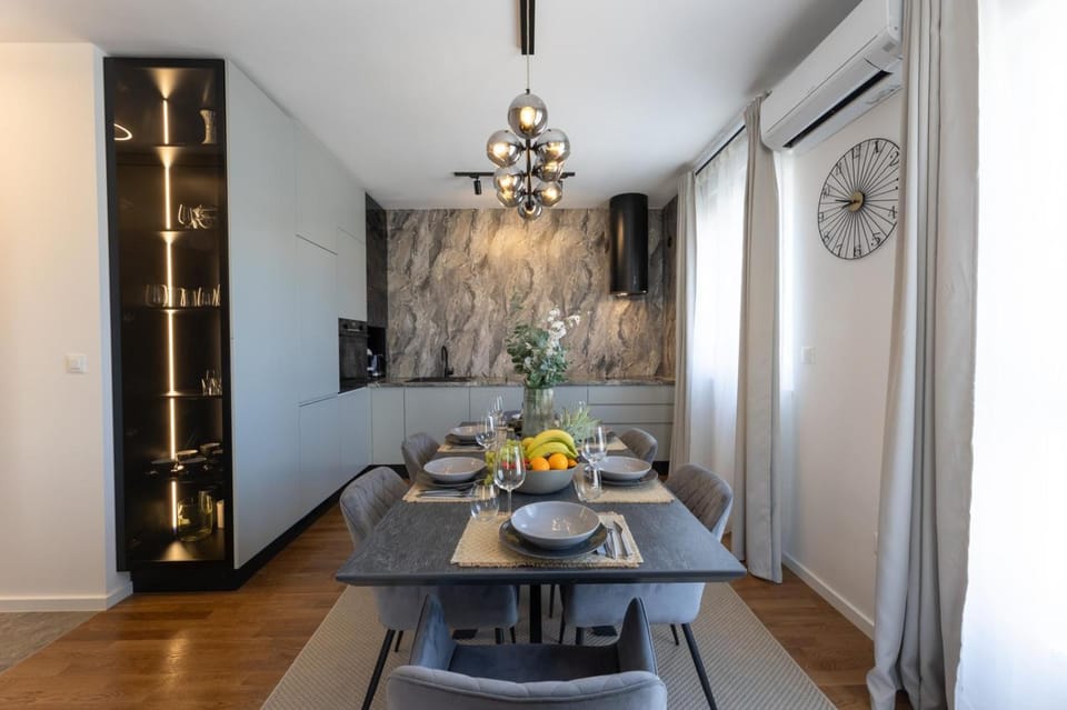 Living room, Food and drinks, Seating area, Dining area, Food