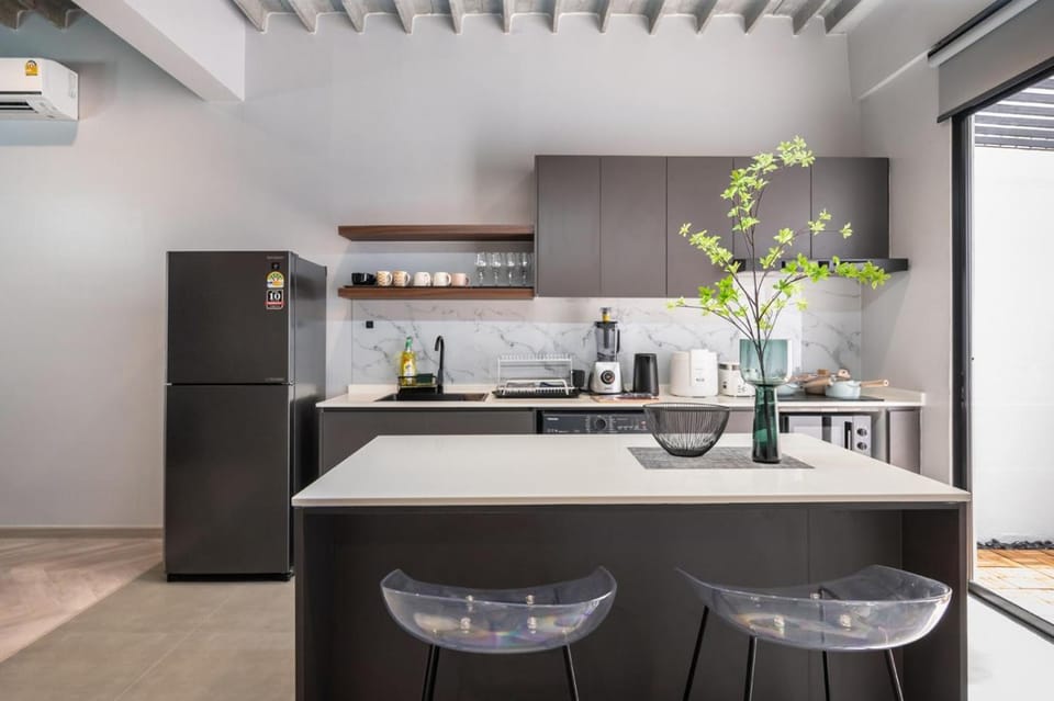 Kitchen or kitchenette, Dining area, stove