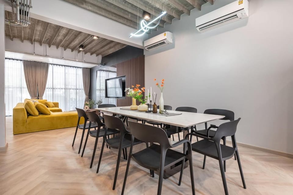 Living room, Seating area, Dining area, air conditioner