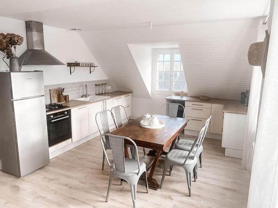 Kitchen or kitchenette, Dining area, oven, stove