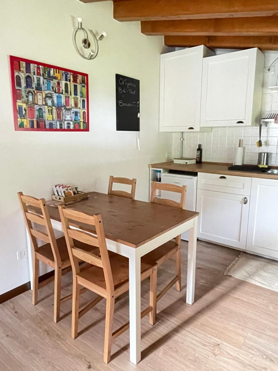 Kitchen or kitchenette, Dining area