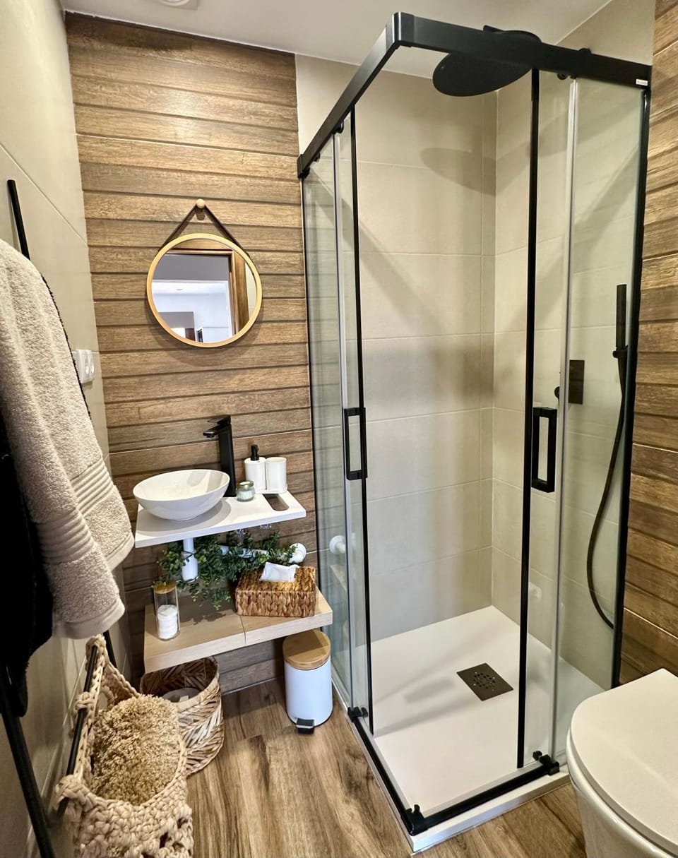 Shower, Toilet, Bathroom, towels
