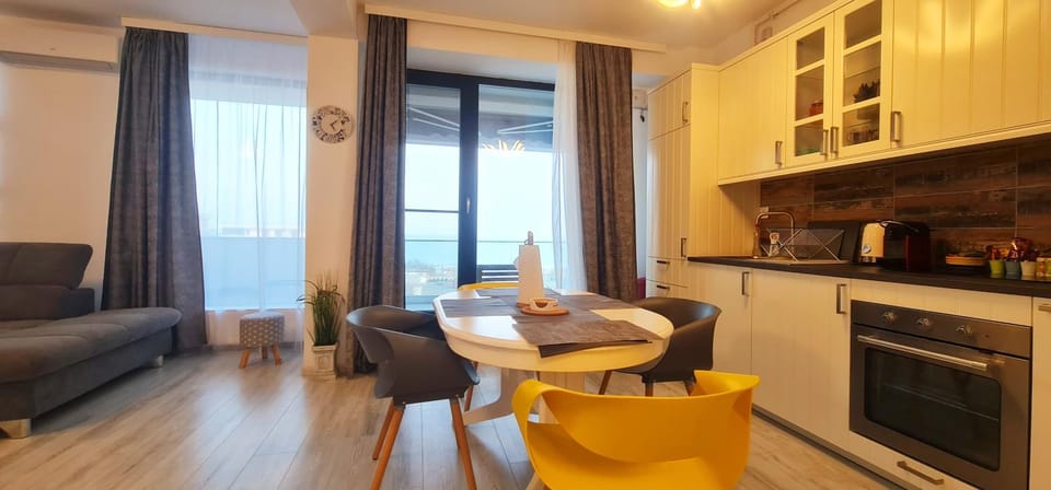 Kitchen or kitchenette, Dining area, stove