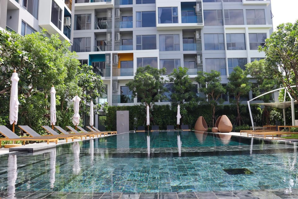 Property building, Day, Garden, Swimming pool