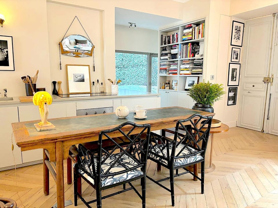 Kitchen or kitchenette, Food and drinks, Seating area, Dining area
