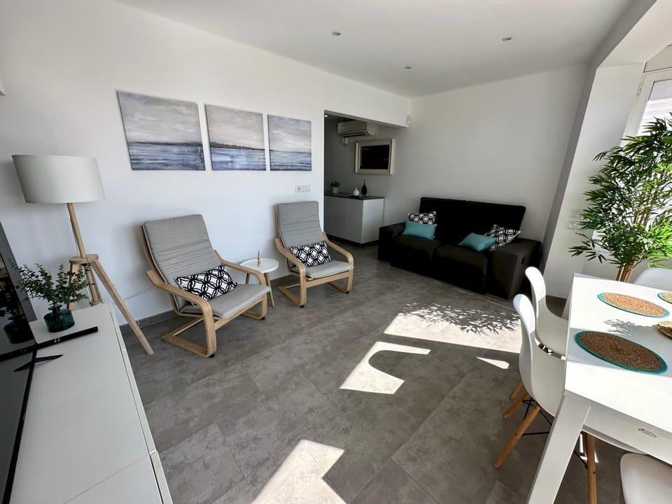 TV and multimedia, Living room, Seating area, Dining area