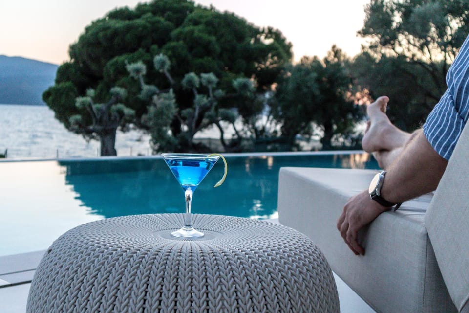 Patio, Day, People, Natural landscape, View (from property/room), Balcony/Terrace, Food and drinks, Mountain view, Pool view, Swimming pool, Drinks