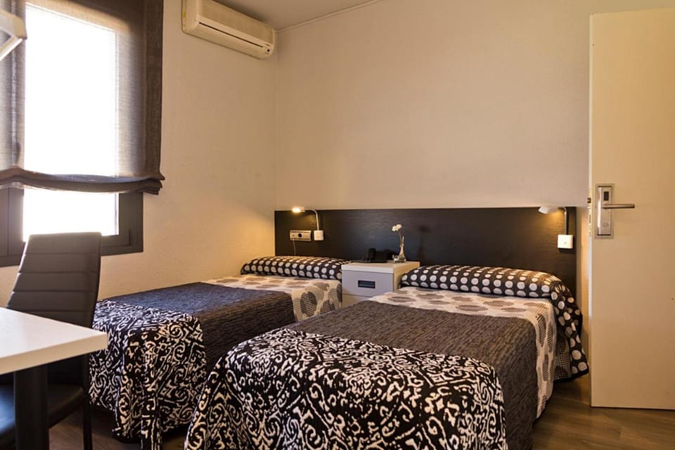 Bed, Photo of the whole room, Bedroom, air conditioner