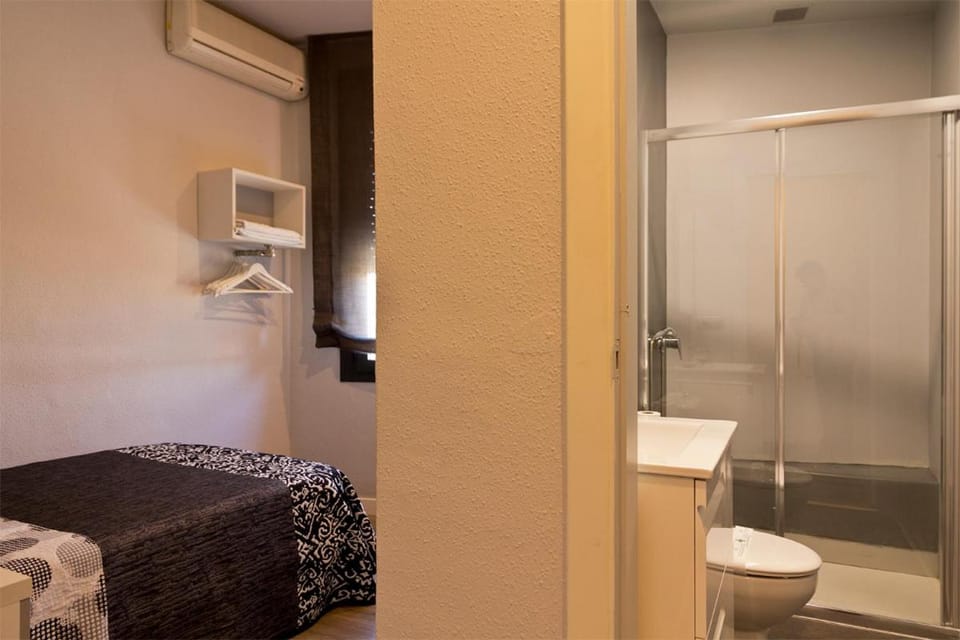 Shower, Bed, Bathroom, Photo of the whole room, Bedroom, towels