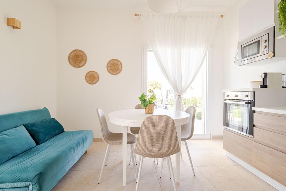 Kitchen or kitchenette, Living room, Seating area, Dining area, oven