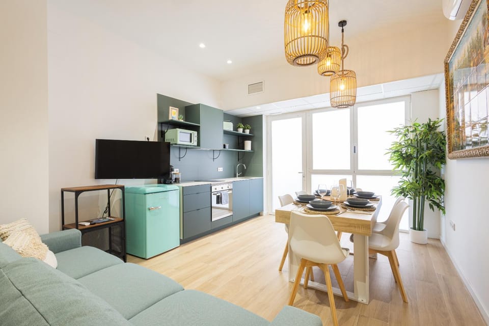 Kitchen or kitchenette, Living room, Seating area, Dining area