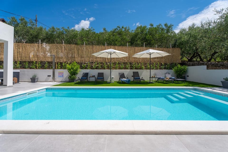 Day, Swimming pool, sunbed