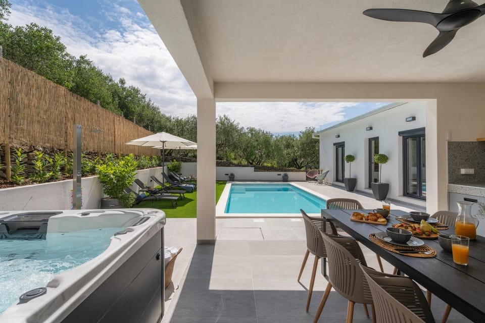 Dining area, Swimming pool, sunbed