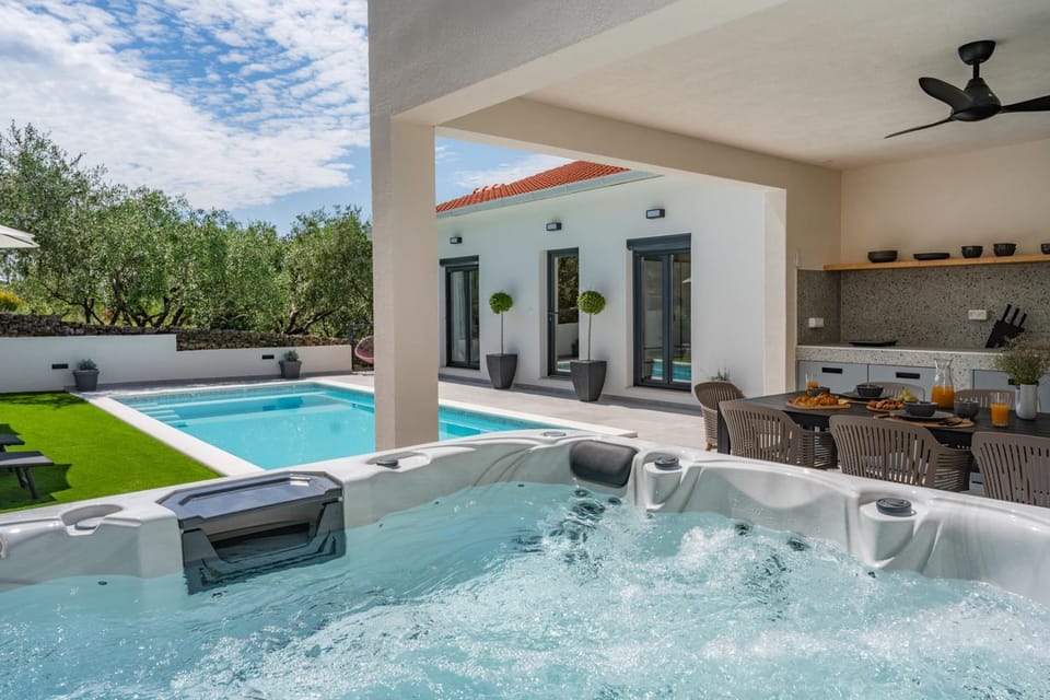 Hot Tub, Pool view, Swimming pool
