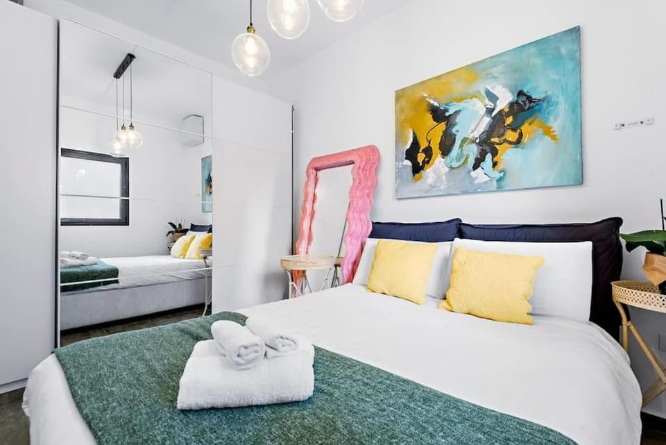 Bed, Photo of the whole room, Bedroom, towels