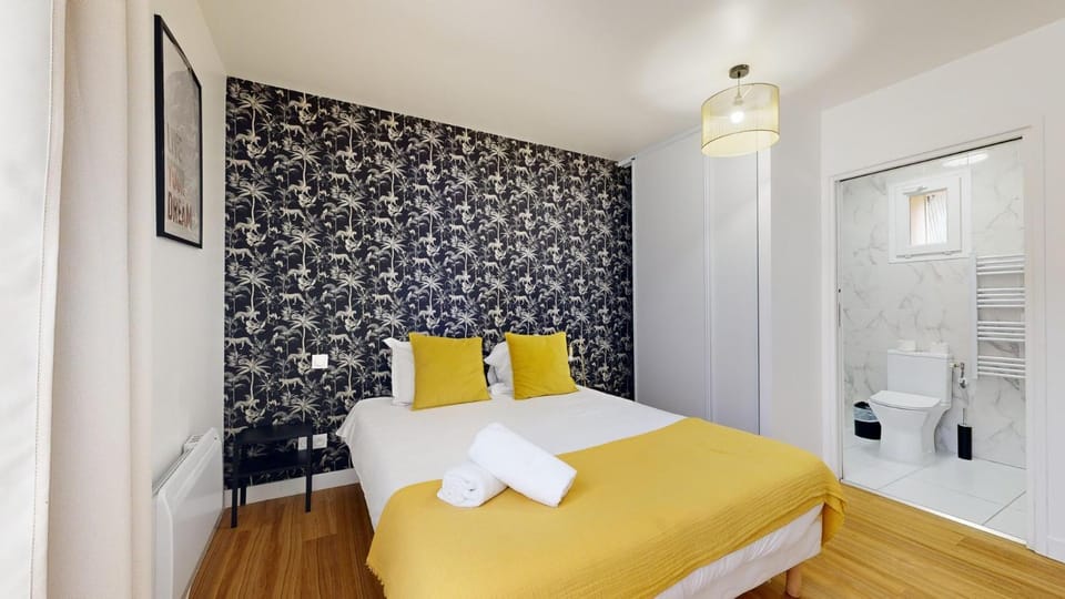 Shower, Bed, Bedroom, towels